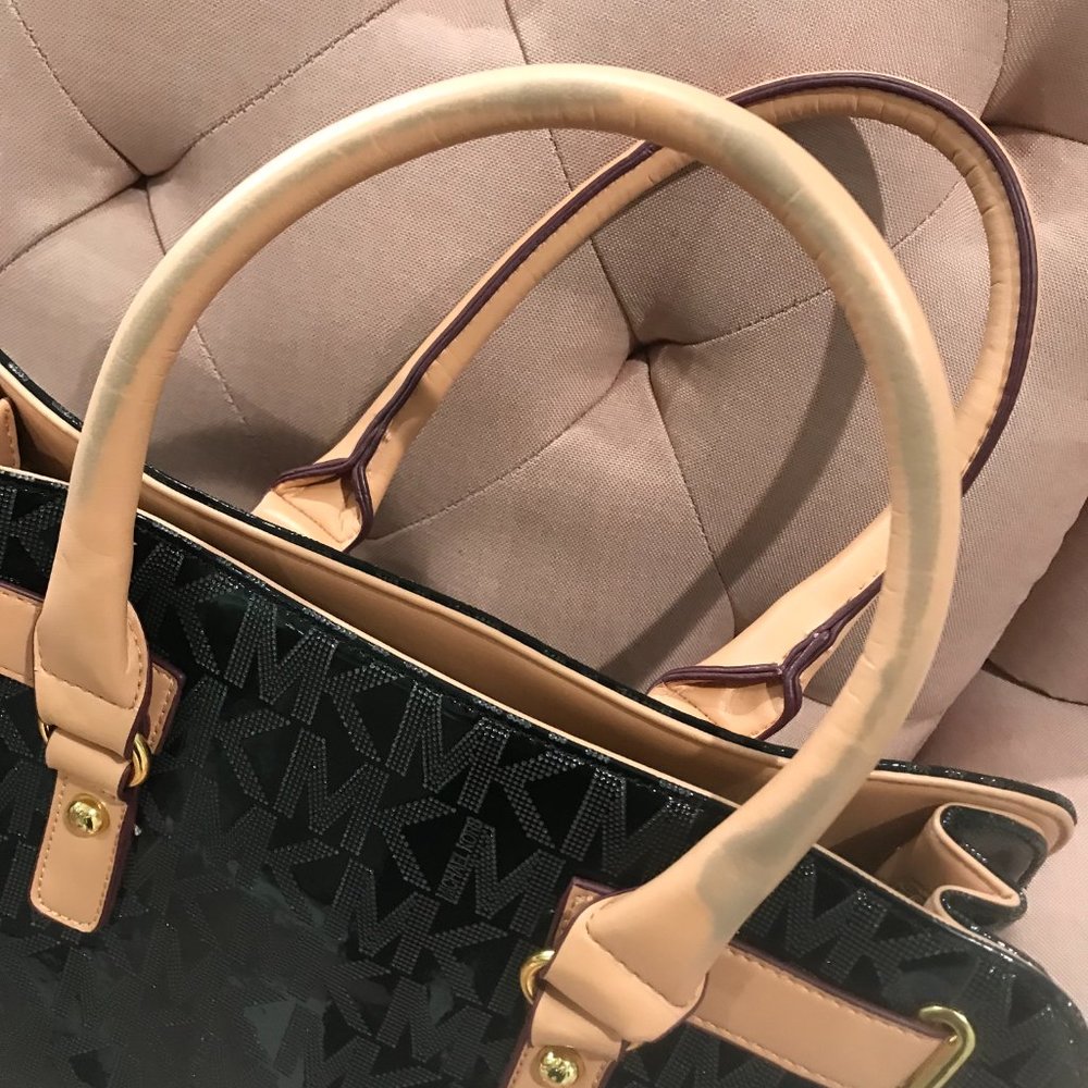 Shoulder bag with gold hardware - Picture 16 of 16